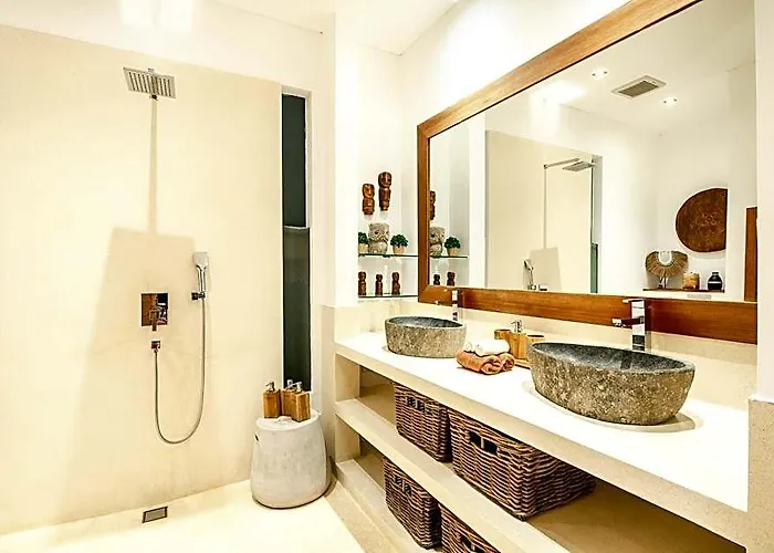 Incredible 4br 5 Mins Walk To The ホテル 4*